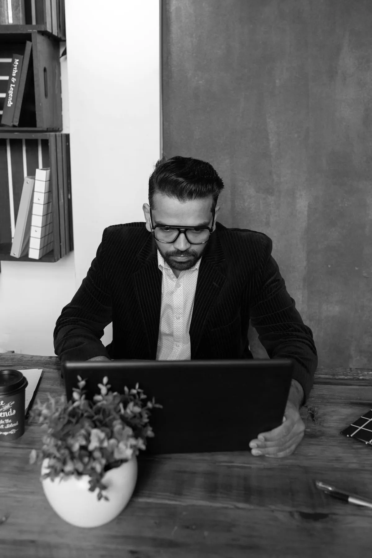 Ein Unternehmer arbeitet am Laptop an seinem Schreibtisch